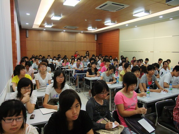 華南理工大學(xué)會(huì)計(jì)系師生到我司參觀