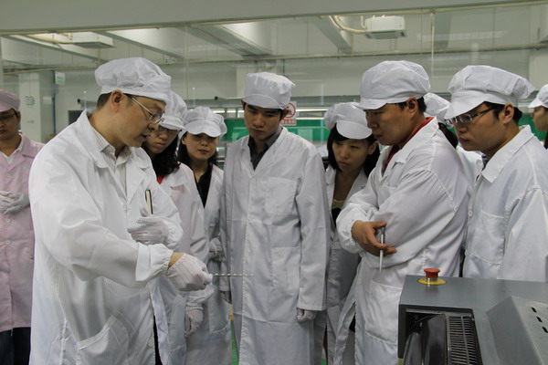 出席廣州城市照明管理聯(lián)席會(huì)的來賓一行到我司參觀考察